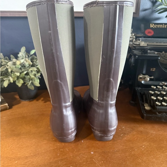 Hunter Olive and Chocolate Boots - Picture 2 of 7